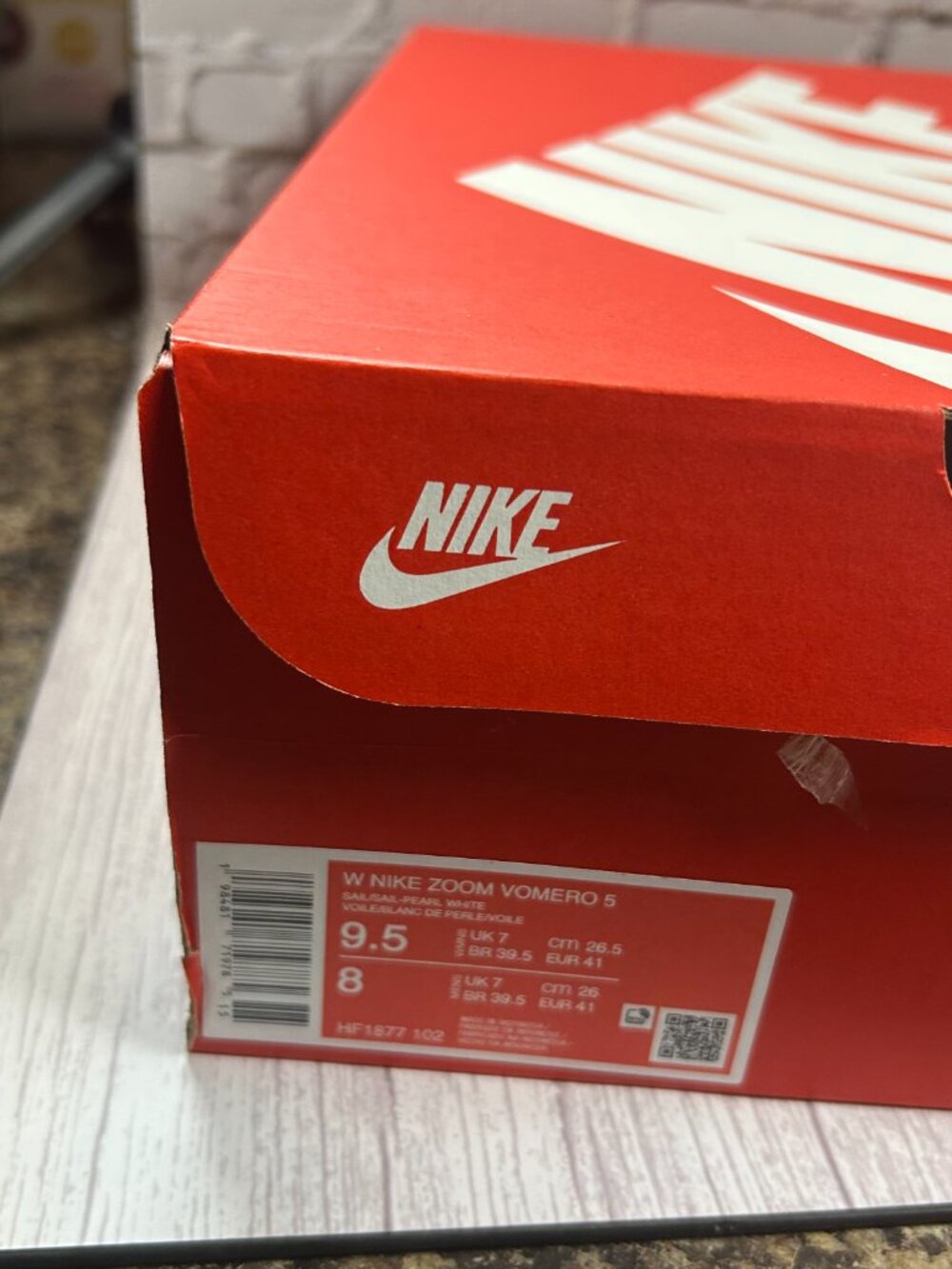 NIKE ZOOM VOMERO 5 (9.5) - Picture 13 of 15
